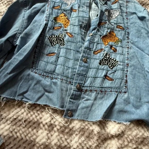 Vintage Embroidered cropped Denim Jacket with Animal Patches - Picture 8 of 9